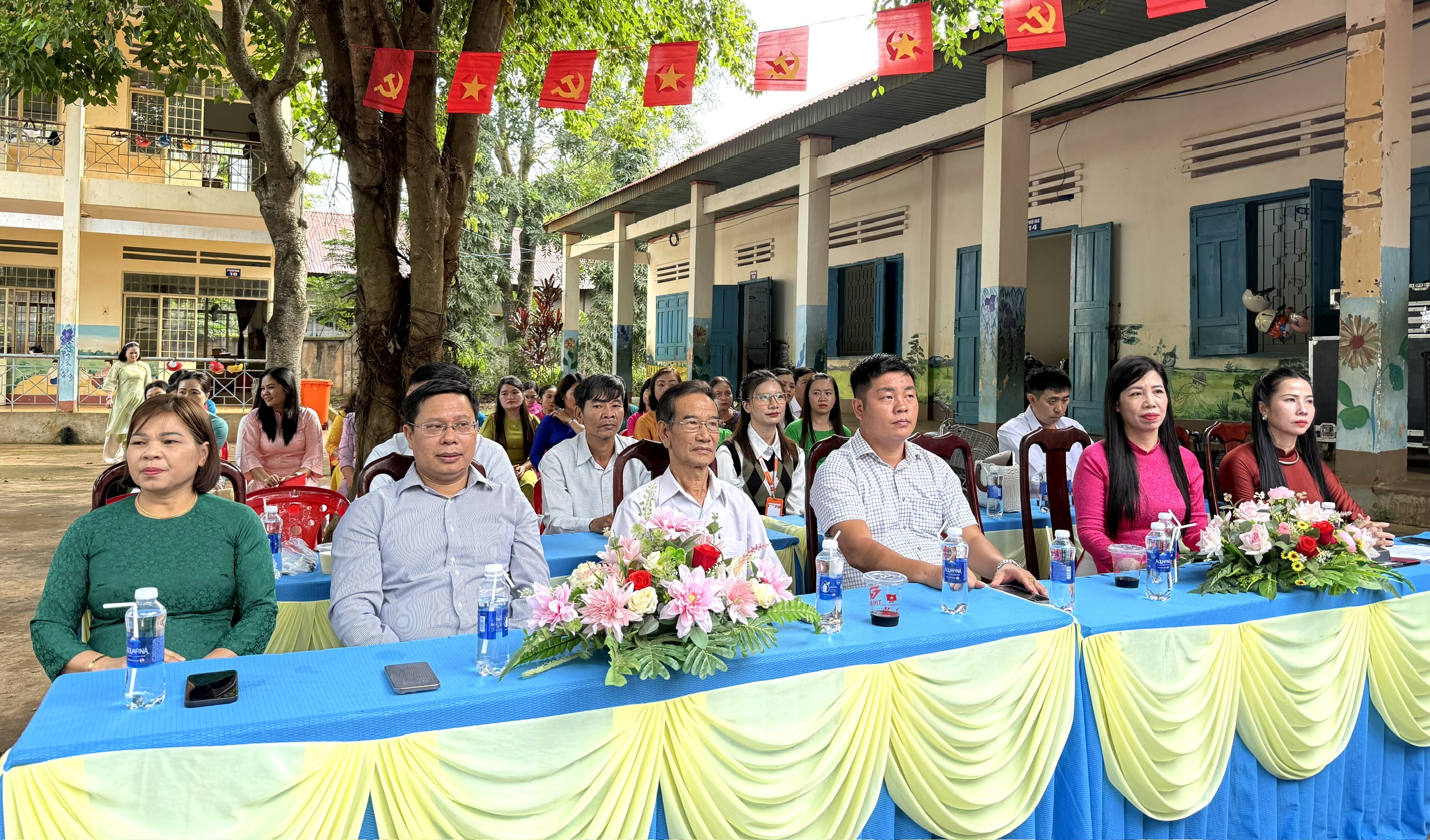 Các đại biểu tham dự buổi lễ